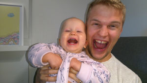 Jaan Siitonen är hemma med sin drygt ettåriga dotter Ellen. Hemmapappan Jaan Siitonen och dottern Ellen