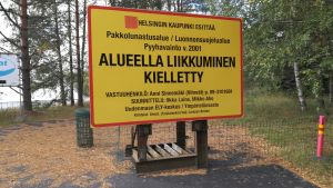 Protest-skylt: Roger Larsson har tillverkat den här ironiska skylten där han tillspetsat ifrågasätter Helsingfors planer. Skylten pryder infarten till hans industritomt. Roger Larssons protest-skylt.