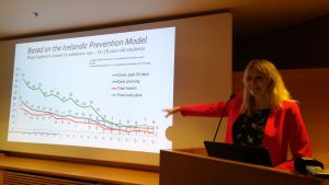 Hilmisdóttir är nöjd över hur ungas alkohol- och drogkonsumtion har minskat. Heiða Björg Hilmisdóttir pekar på ett diagram