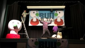 BUU-klubbsledarna förbereder sig för BUU-show på en scen