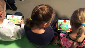 Lapsia testaamassa pelejä Pikku Kakkosen Game Jameissa 14.10.2018 Lapset testaajina Pikku Kakkosen Game Jameissa 2018.