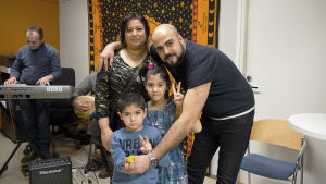 Föräldrarna Ghalia Akkash och Armand Haji med sina barn Iman Haji och Snleiman Haji var på plats i invandrartjänsternas nyöppnade lokaler. bild på en familj
