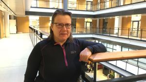 För tillfället ingår inte könsmångfald i läkarutbildningen men hur det kunde ingå diskuteras som bäst, berättar Kirsi Sainio, docent vid medicinska fakulteten vid Helsingfors universitet. Bild på docent Kirsi Sainio på medicinska fakulteten vid Helsingfors universitet.