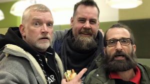 Pata Degerman, Stan Saanila och Pale Olin spisar julmusik i Vega. Patrick "Pata" Degerman, Stan Saanila och Paul Olin glada i Rundradions café 20.12.2018.