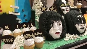 Barnen dekorerade Kiss cupcakes ombord. Kiss cupcakes på Kiss Kruise VIII 2018.