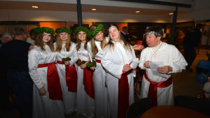 Tärnorna Julia Halttunen, Cecilia Wallius, Julia Wik, Ursula Rinta-Jouppi, Maria Wallen och Maria Neuman. Finlands lucia i Korsholm 2018.