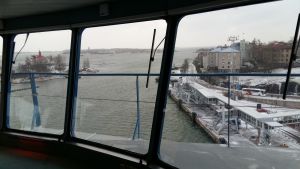 Vy över hamnen i Helsingfors från Silja Serenades kommandobrygga. Vy över hamnen i Helsingfors från Silja Serenades kommandobrygga.