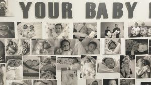 På en vägg finns bilder på några av de barn som fötts av surrogatmammor anställda av fertilitetskliniken New Life Georgia. Många par är från Sverige, berättar Sophie Ukleba, internationell koordinator på New Life. Bild från fertilitetskliniken New Lifes huvudkontor i Tbilisi.