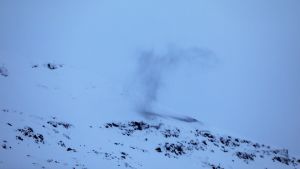 Så här såg det ut när försvaret sprängde snömassor på Blåbærsfjellet under tisdagen. Spräning vid Tamokdalen.