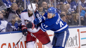 Leo Komarov spelade för Toronto då laget ännu satsade på en fysisk spelstil. Leo Komarov tacklar Kyle Quincey.