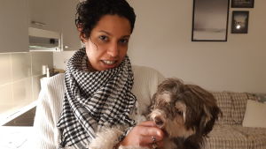 Bianca Iacoviello med sin hund Coco i hemmet i Kyrkslätt. Hon lämnade Venezuela redan för nio år sedan, då hon såg vartåt det barkade Bianca Iacoviello och hennes hund Coco