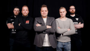 Yle E-urheilu kokosi legendaarisen 3DMAXin major-viisikon yhteiskuvaan Assembly Winterissä helmikuussa 2019. Kuvassa vasemmalta: Jesse "KHRN" Grandell, Taneli "diSTURBED" Veikkola, Joona "natu" Leppänen, Tom "stonde" Glad ja Mikko "xartE" Välimaa. 3DMAX