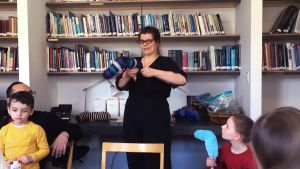 Marte Ekhaugen visar de bästa trixen för att få till en bra käpphäst. Käpphästsworkshop