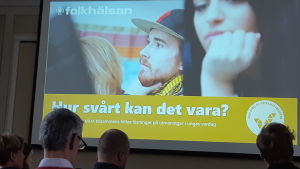 Folkhälsans kurs "Hur svårt kan det vara" i Katedralskolan Fem huvuden bakifrån. De ser på en filmduk med Folkhälsans material "Hur svårt kan det vara"