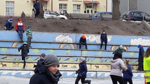 Cygnaeus skolgård skolgård med springande elever vid stora ljusblåa trätrappor. Det är vinter och kallt. Eleverna har mössor