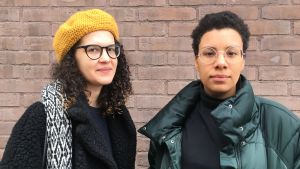 Sasha och Efe Ogbeide är två av arrangörerna av demonstrationen For Feminist Futures som äger rum i Helsingfors med anledning av kvinnodagen. På bild Sasha och Efe som är med och ordnar demonstration på internationella kvinnodagen.