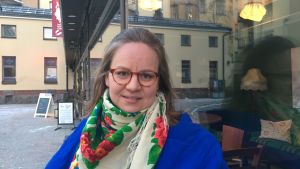 Muntligt berättande är till det yttre en rätt enkel konstform. – Jag brukar säga att det är en konstform som man kan ha med sig i fickan, säger konstnären Lina Teir. Bild på Lina Teir.