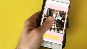 Snurra med fingret och titta omkring dig på backstagen. hand scrollar på mobiltelefonskärm Musiktestets 3D-bild.