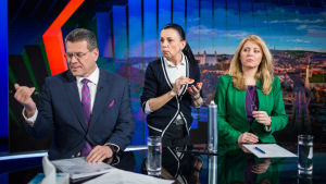 Zuzana Čaputová och Maros Sefcovic i tv-debatt inför lördagens presidentval Valdebatt i Slovakien.