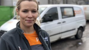 Det är brevbäraren som får skällor när folk är missnöjda med Posti, säger Christine Eret. postiljon Christine Eret