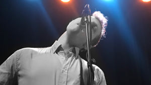 Basisten Henrik Vuoksenmaa på skivreleasegiget. Bsisten Henrik Vuoksenmaa i bandet Pastis live på skivrelease 2019 i strålkastarsken.