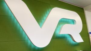 VR ska inte delas upp enligt Sannfinländarna – Centern tycker tvärtom. VR:s logo.
