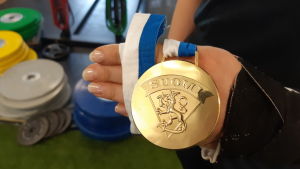 Så här ser medaljen ut som Esbolaget Blues ishockeydamer fick när de blev finländska mästare. En guldmedalj i damishockey.