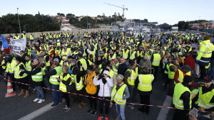 Protester i Antibes i södra Frankrike. Demonstranter i gula västar på en väg i Antibes i södra Frankrike.