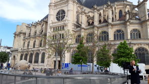 Påskhelgens gudstjänster kunde förstås inte hållas i Notre-Dame. De flyttades till den mindre kända kyrkan Saint-Eustache i kvarteret Hallarna. Påskhelgens gudstjänster kunde förstås inte hållas i Notre-Dame. De flyttades till den mindre kända kyrkan Saint-Eustache i kvarteret Hallarna.