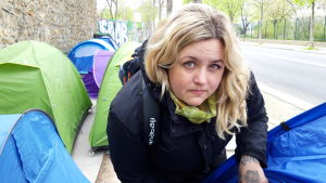 - Ingen, oavsett ursprung, ska behöva leva i sådan här misär, säger Micaela Ramqvist, volontär som hjälper finska och svenska migranter i Paris. En blond kvinna vid ett tält på en gata.