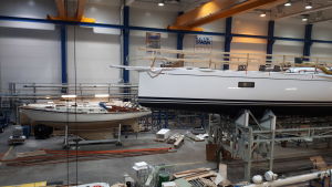 En gammal Swan 36 i Nautors hall. Den första Nautorbåten och en ny 78 fots båt under produktion