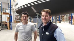 Esteban Navarro och Nautors vd Kjell Björklund. Båtbyggaren Esteban Navarro och vd Kjell Björklund vid ett av projekten