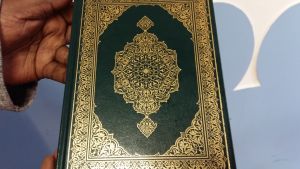 Pärmen på koranen, muslimernas heliga skrift. Pärm på koranen, muslimernas heliga skrift.