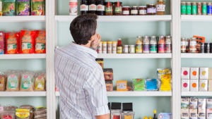 Alla vet att det inte är bra att handla mat när du är hungrig. Men vad om valet är lika svårt fast du inte är "hangry"? En fundersam man står och betraktar en butikshylla.