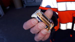Batteri med tejpade ändar, som man gärna ska göra så att det inte blir gnistor och brandrisk. Batteri med tejpade ändar.