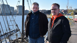 I arbetstimmar är det ett dyrt projekt med en stor dokumentär som denna. Tomas Gustafsson och mikael Martikainen på kajen i Sumparen i Helsingfors med segelfartyg i bakgrunden.