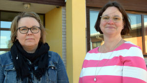 Föräldern Christel Lindqvist-Jauhiainen och rektor Katarina Lodenius Två kvinnor framför en byggnad.