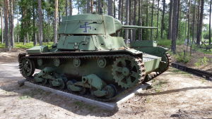 Det här är inte en tysk pansarvagn. Den är finländsk trots hakkorset, som inte hade nazistiska associationer i början. En grön pansdarvagn på Hangö frontmuseum.