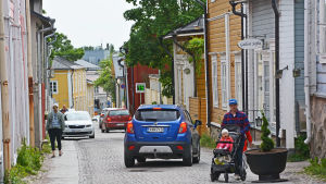 Bilarna måste stanna oftare på grund av de nya krukorna. Kullerstensgata i Borgå med livlig trafik.