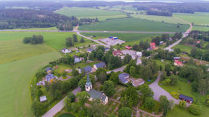 Degerby kyrkby ligger i östra Ingå. Helikopterbild av Degerby centrum med stamväg 51 i bakgrunden