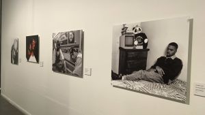 Längst till höger ses en 19-årig Nas fotograferad i sitt hem i Queensbridge i New York. Bild från utställningen Uncategorized. På bilden syns fyra fotografier på bland andra rapparen Nas och Snoop Dogg.