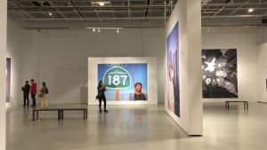 Vanda konstmuseum Artsi har sedan år 2016 tillbaka ett särskilt fokus på gatukonst och graffiti och därmed passade Modus utställning bra på muséet berättar Jean Ramsay. Bild från utställningen Uncategorized. På bilden syns några besökare som tittar på fotografier på kända rappare.
