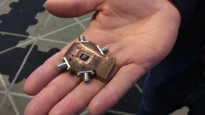En kvantprocessor som är tillverkad på Chalmers tekniska högskola i Sverige. En kvantprocessor, till en kvantdator, med tre kvantbitar och tre utläsningskaviteter, som används för att läsa av värdet på kvantbiten. Framställd i maj 2017 i Nanotekniklaboratoriet vid Chalmers tekniska högskola.