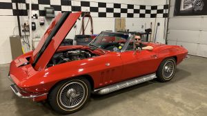Corvette oli monen koulutuksessa olevan astronautin auto, tosin kilpaileviakin "autopuolueita" oli. Autot saattoivat innostaa hetkittäin jopa enemmän kuin esim. Kuun geologian opiskelu. Jari Mäkinen Corvette -avoautossa