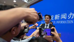 Talespersonen Yang Guang förde fram kinesiska regeringens ståndpunkter kring protesterna i Hongkong. Det mycket ovanliga presstillfället avbröts efter bara en handfull frågor från pressen, då journalister frågade om Kinas planer för regionen. En talesperson för kinesiska myndigheten för Hongkong och Macau håller presskonferens.