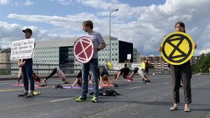Extinction Rebellion i Finland blockerade Hagnäs bro med yoga 29.7.19 Yoga på Hagnäsbro 29.7.19