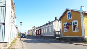 Neristan skulle jämnas med marken, men många protesterade. Idag är det ett skyddat område. En gata i trähusstadssdelen Neristan i Karleby.