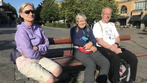 Mia Hansen, Karin Nielsen och Peder Indergård. Norska vandrare på parkbänk i Vasa