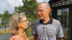 Ingrid och Martin Ahlman. Ingrid och Martin Ahlman, oroliga föräldrar till sonen Gustav Ahlman som konverterat till katolicismen. Korpo augusti 2019.