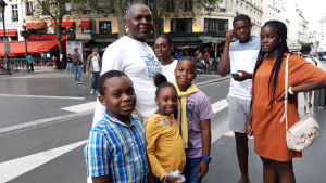 Herr och fru Jackson på promenad i Paris. Deras lilla dotter Stéphanie (i gul t-shirt) höll på att leka på sin gård när hon snubblade på några el-scootrar som slängts slarvigt på marken. Stéphanie berättar att hon ramlade och gjorde sig illa i benet. familjen Jackson